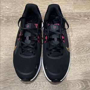 Nike Quest Women’s Black & Gold Running Shoes